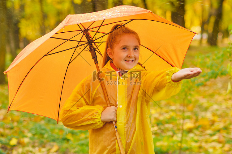 快乐的孩子在秋季公园接雨滴