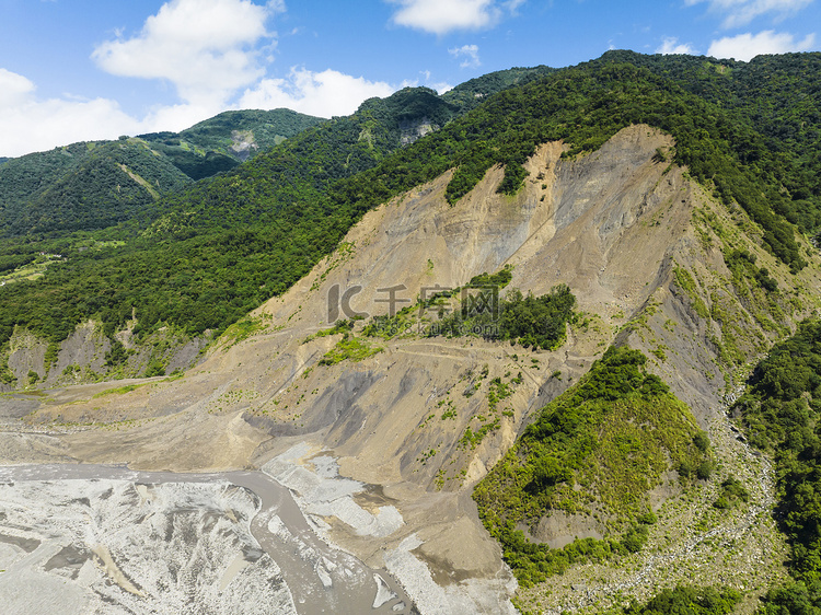 山区道路上山体滑坡和落石的鸟瞰