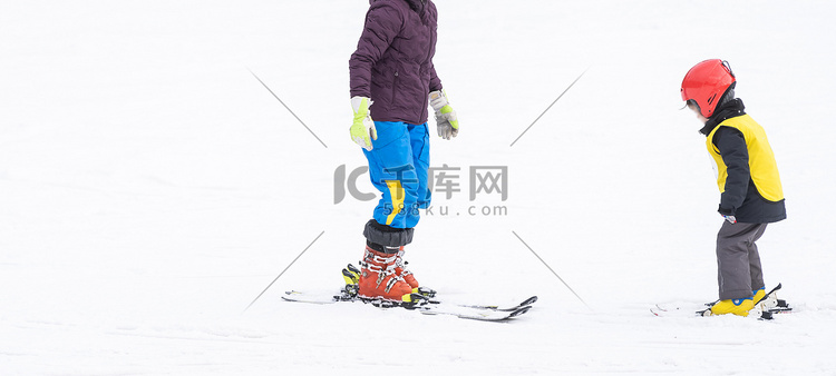 教练和小孩滑雪。