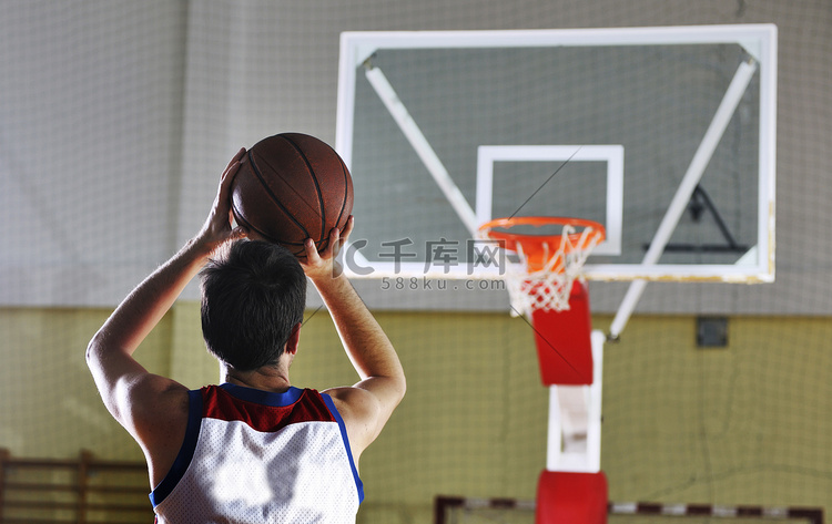 篮球运动员投篮