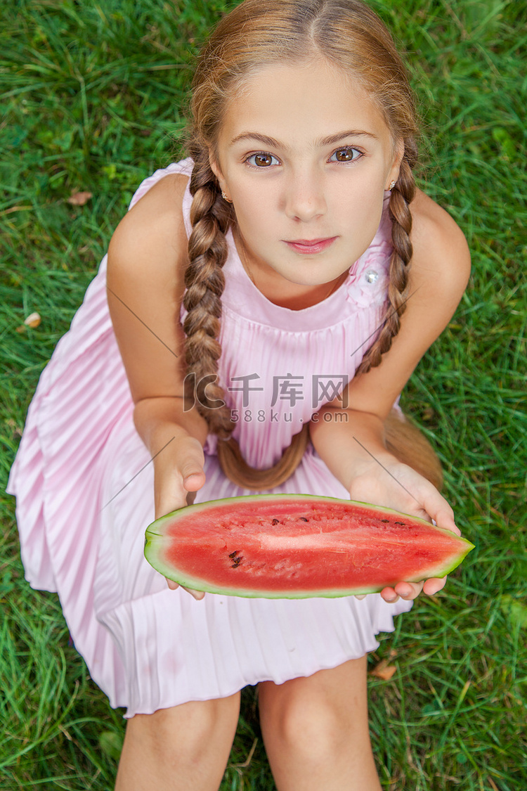 快乐的女孩的肖像与西瓜享受夏季