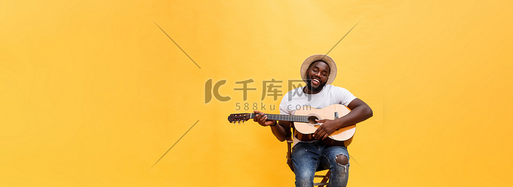 兴奋的艺术男子弹吉他的全长照片