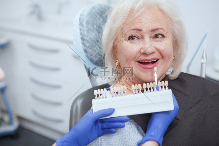牙科诊所的女性患者