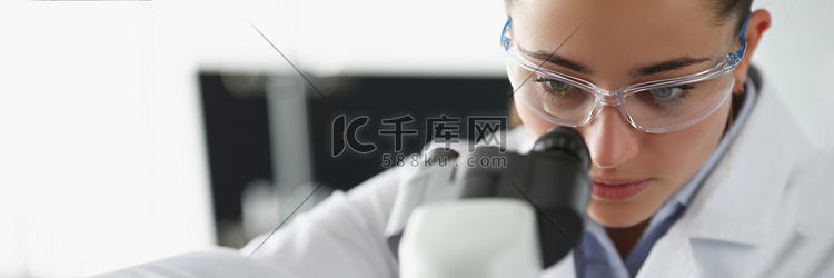 女化学家在实验室显微镜设备下研