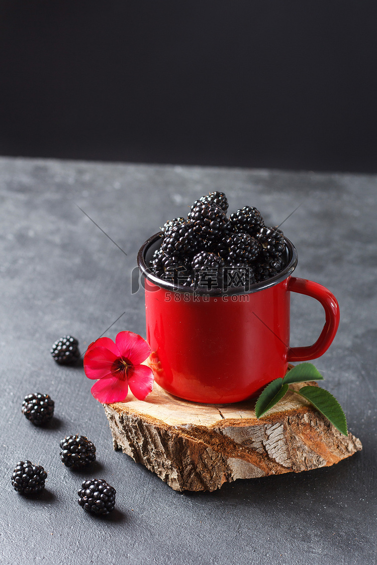 新鲜的黑莓放在一个杯子里，放在