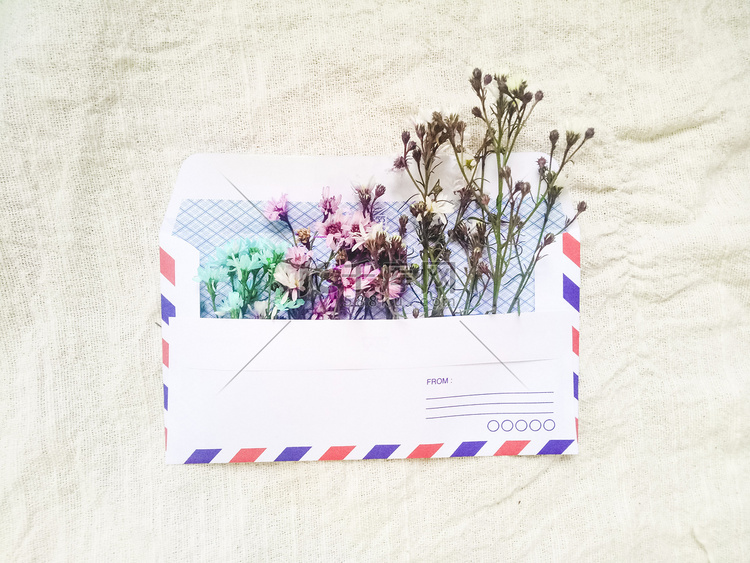 复古信封，上面有可爱的小花。