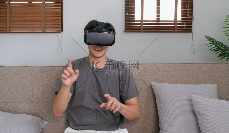 年轻的亚洲男子在 VR 体验中
