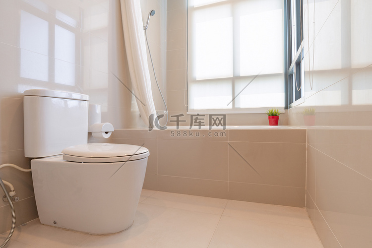 现代设计家庭浴室的内部配有淋浴