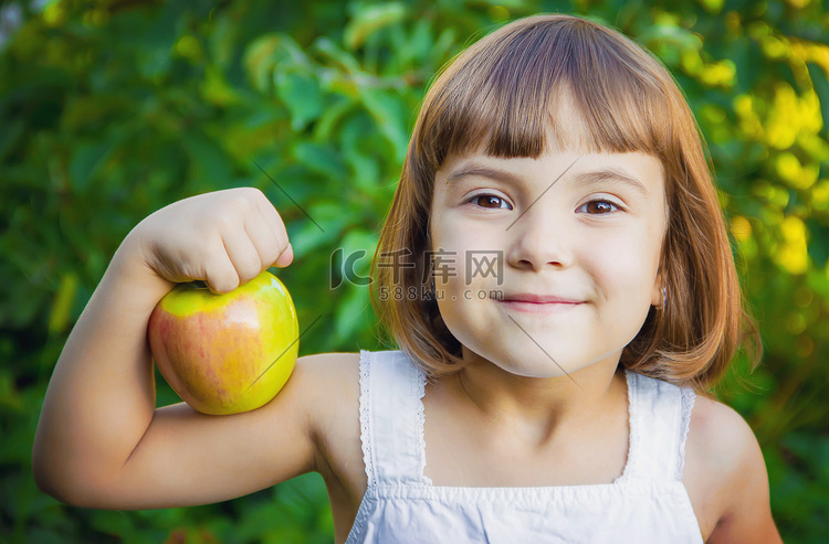 孩子与一个苹果。