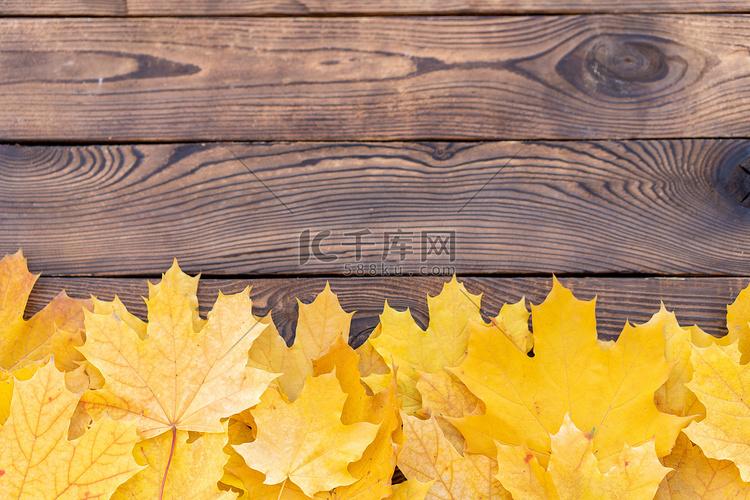 秋叶框架在木质背景顶视图秋季边