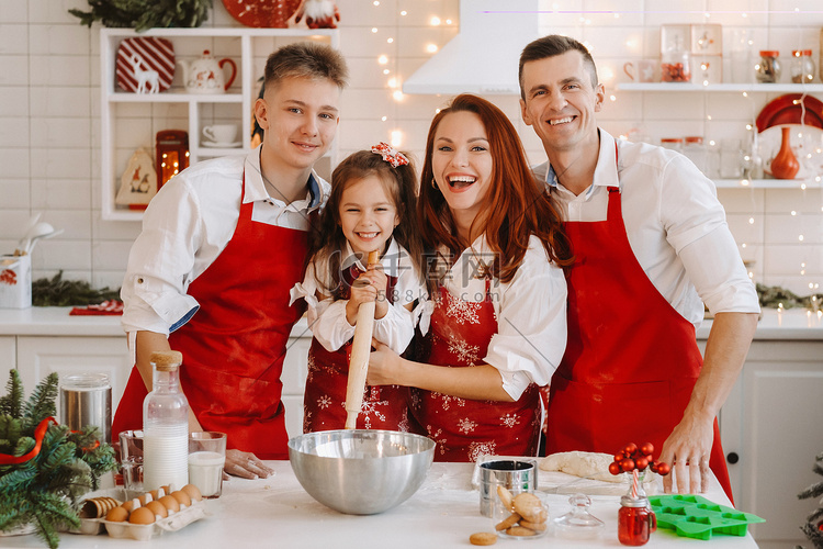 一个幸福的家庭正站在圣诞厨房里
