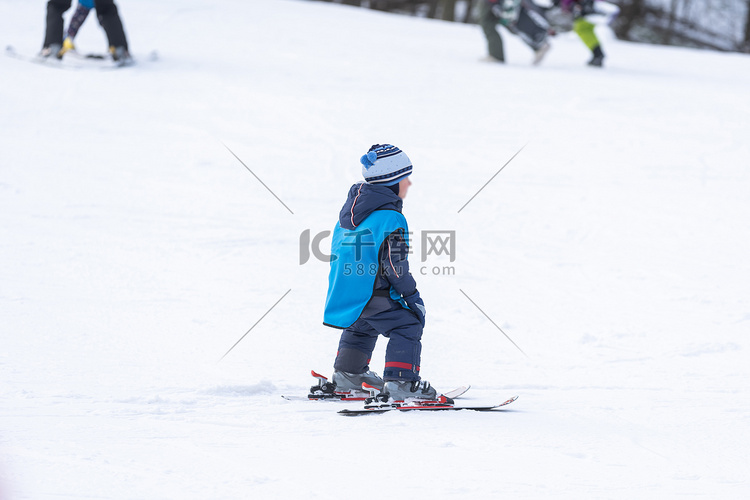 教练和小孩滑雪。