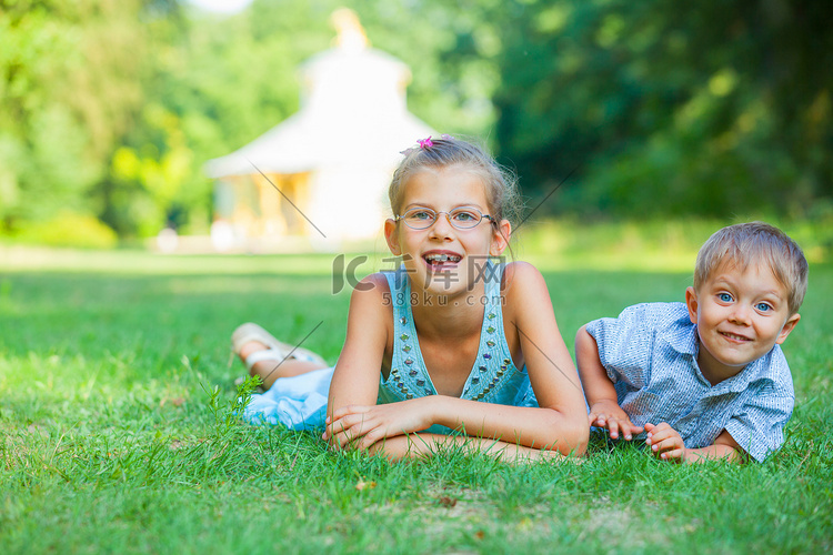 小男孩和他的妹妹在夏季公园