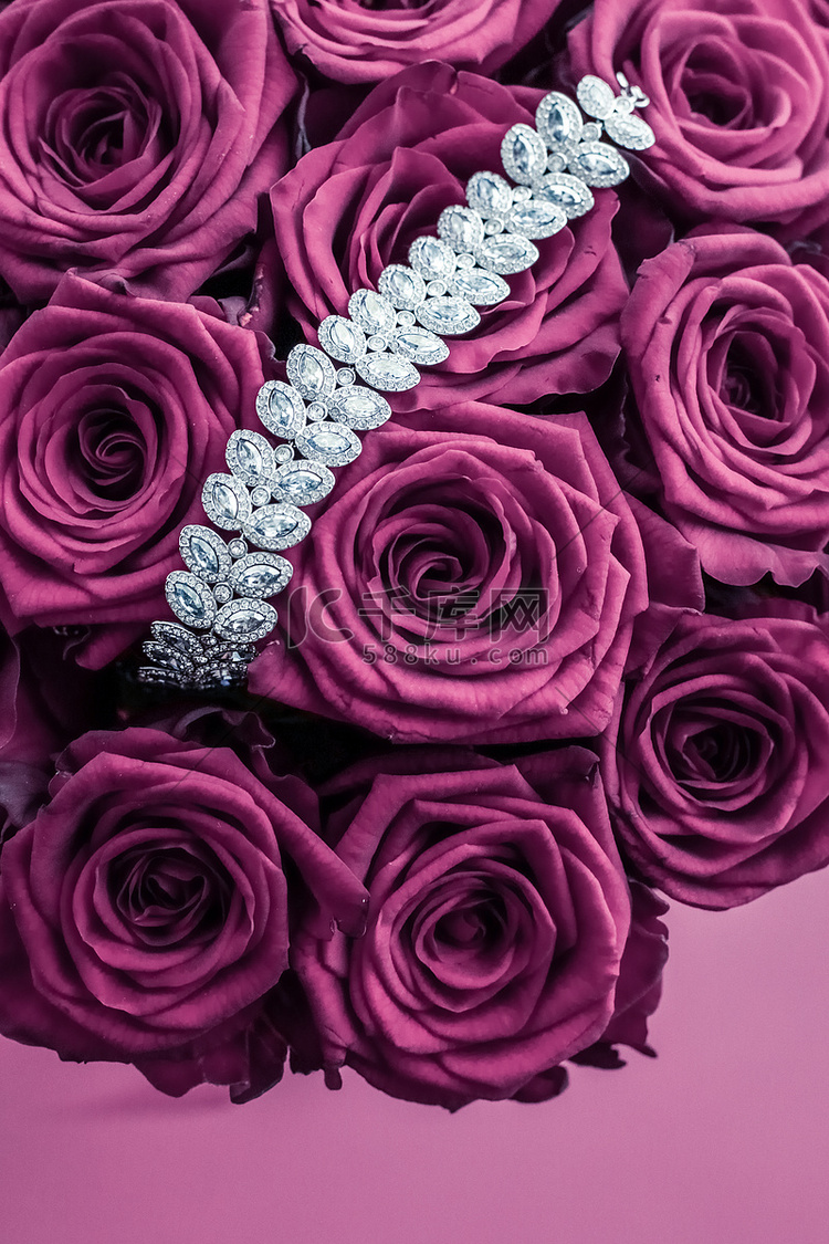 豪华钻石首饰手镯和粉红玫瑰花、