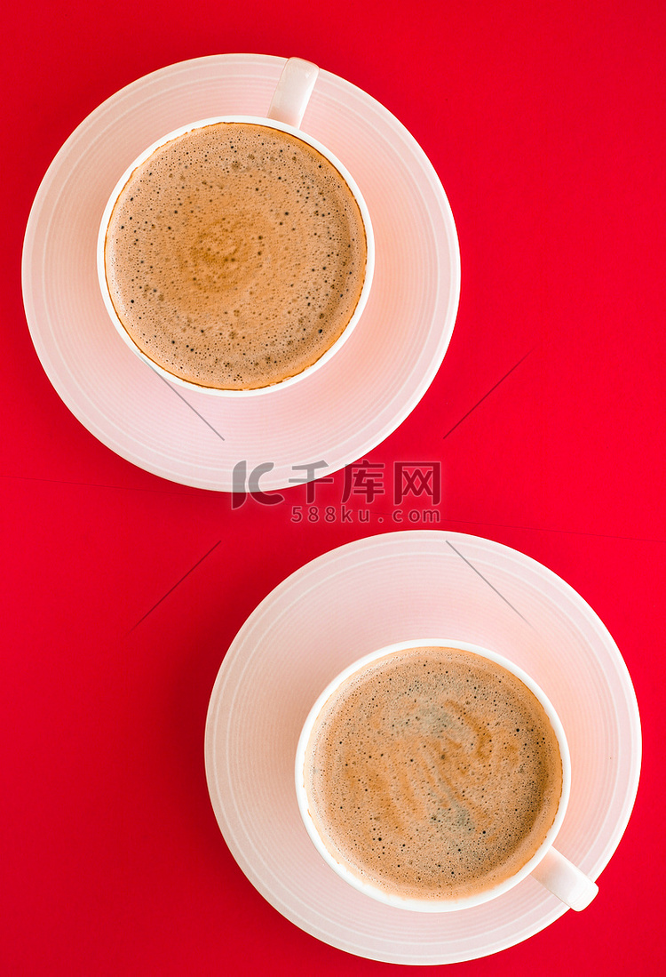 红色背景的热芳香咖啡，平铺