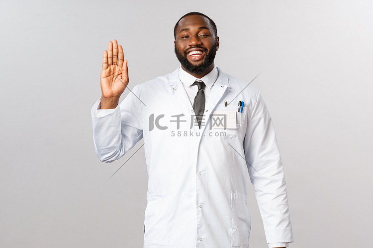 友善开朗的非洲裔美国医生邀请病