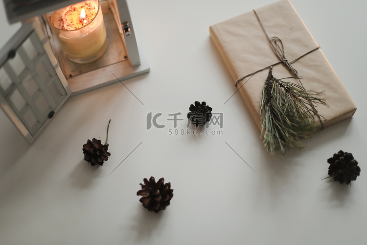 冬季平面装饰，配有工艺纸、蜡烛