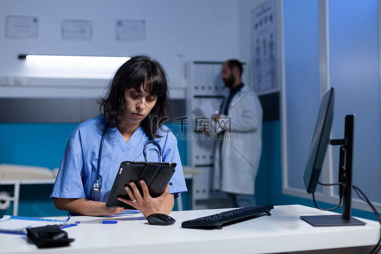 作为护士使用数字平板电脑进行检