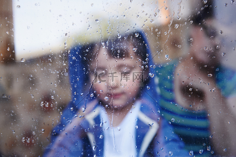 雨天无所事事……一个小男孩在雨