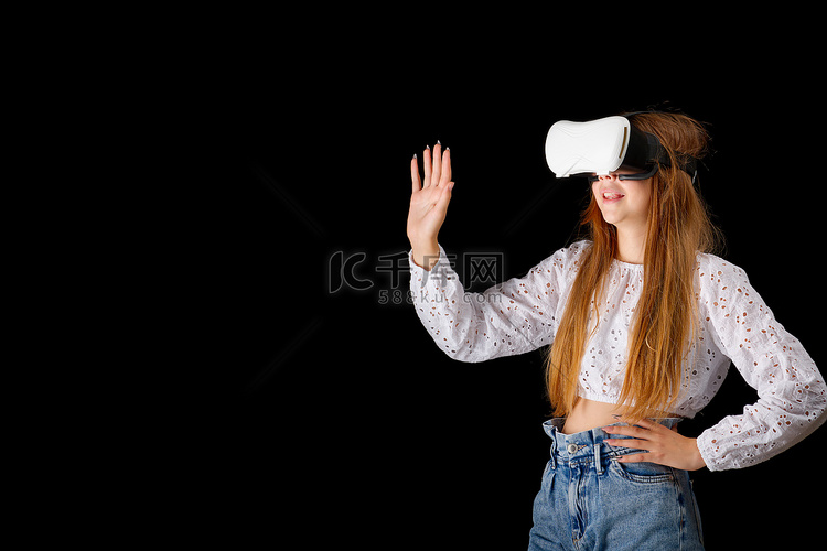 女孩、青少年佩戴 VR 眼镜与