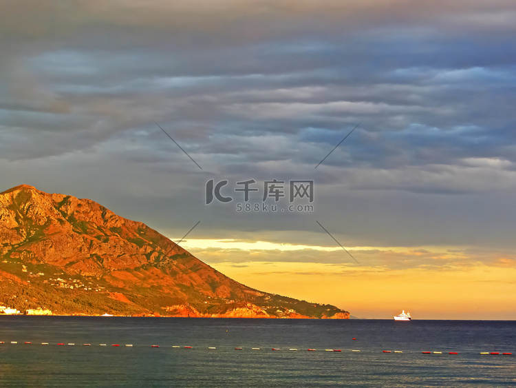 黑山亚得里亚海沿岸日落时分的岩