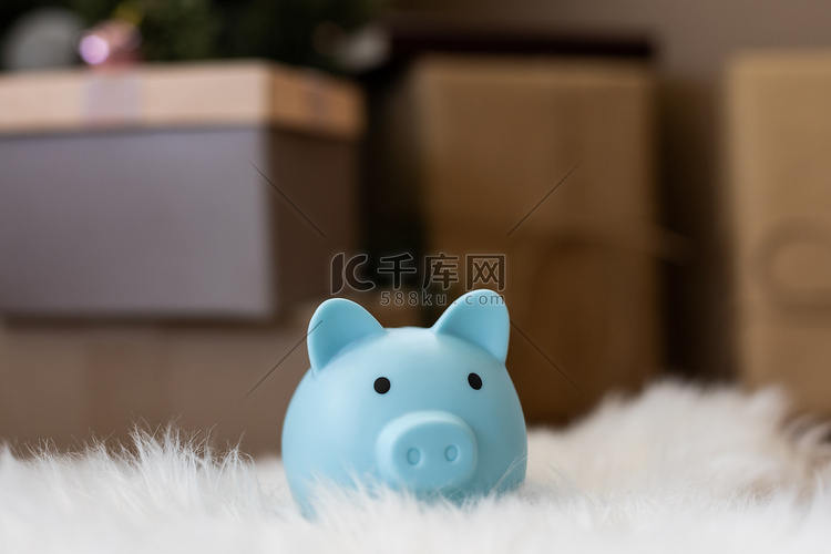 床罩上的猪存钱罐
