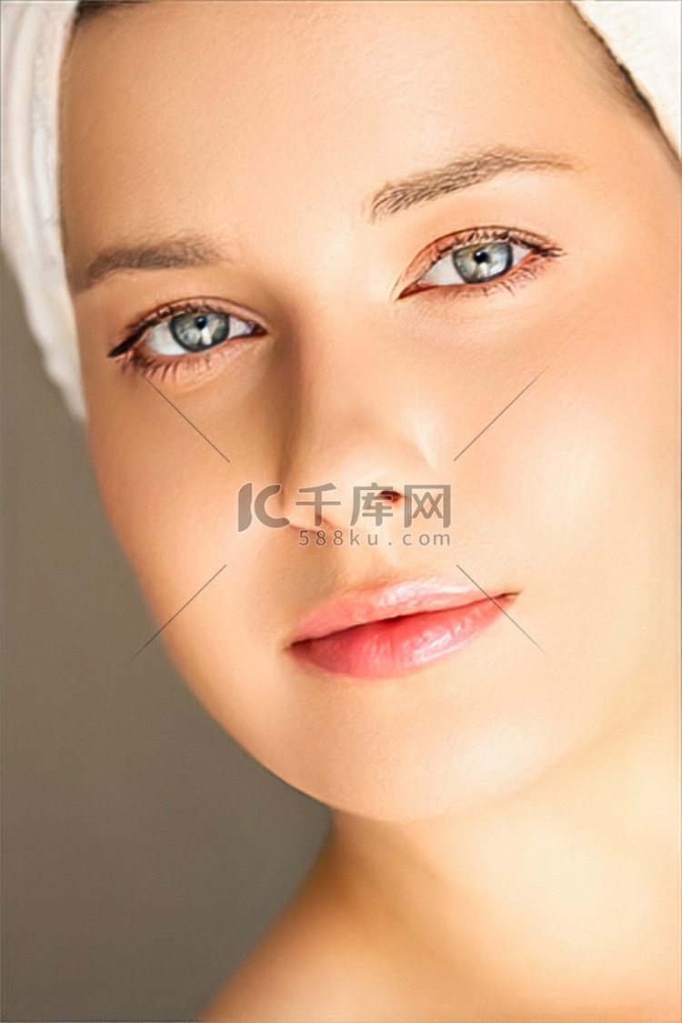 皮肤护理和美容常规、头裹白毛巾
