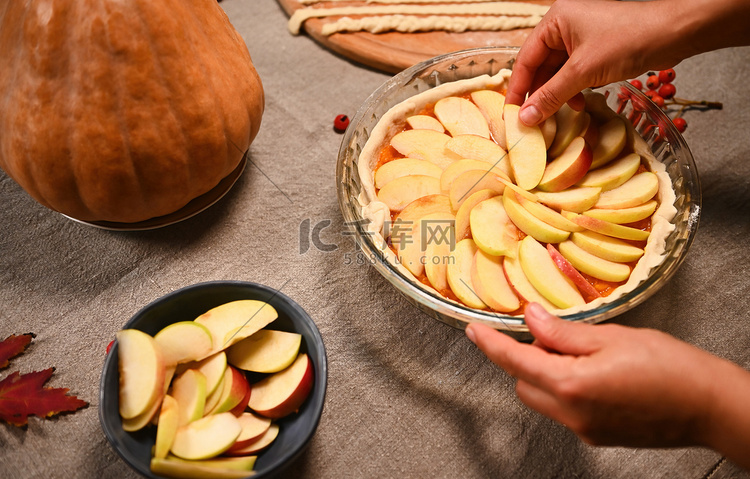 特写厨师糖果师的手将苹果片绕圈