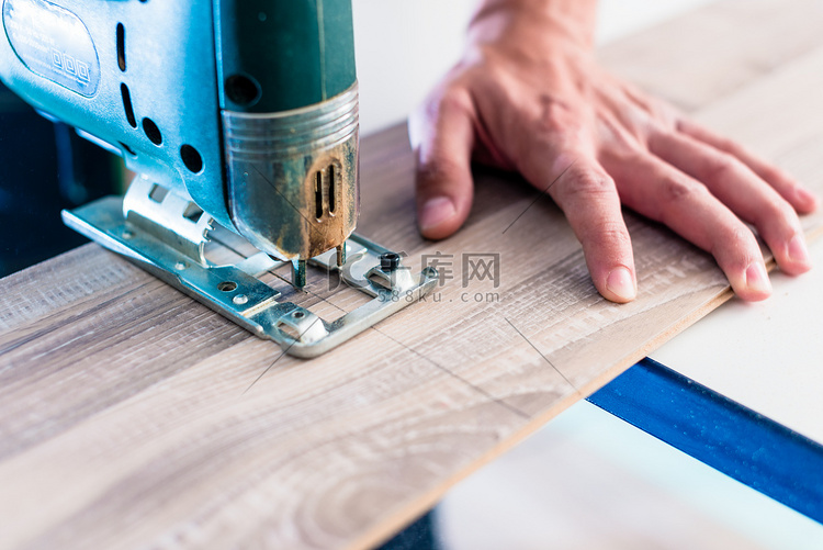 DIY 工人用曲线锯切割木板