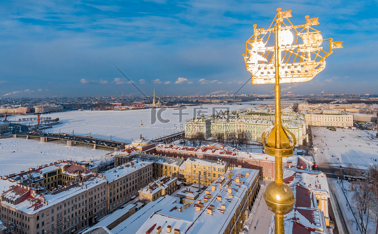 从空中俯瞰带有圣彼得堡市金色象