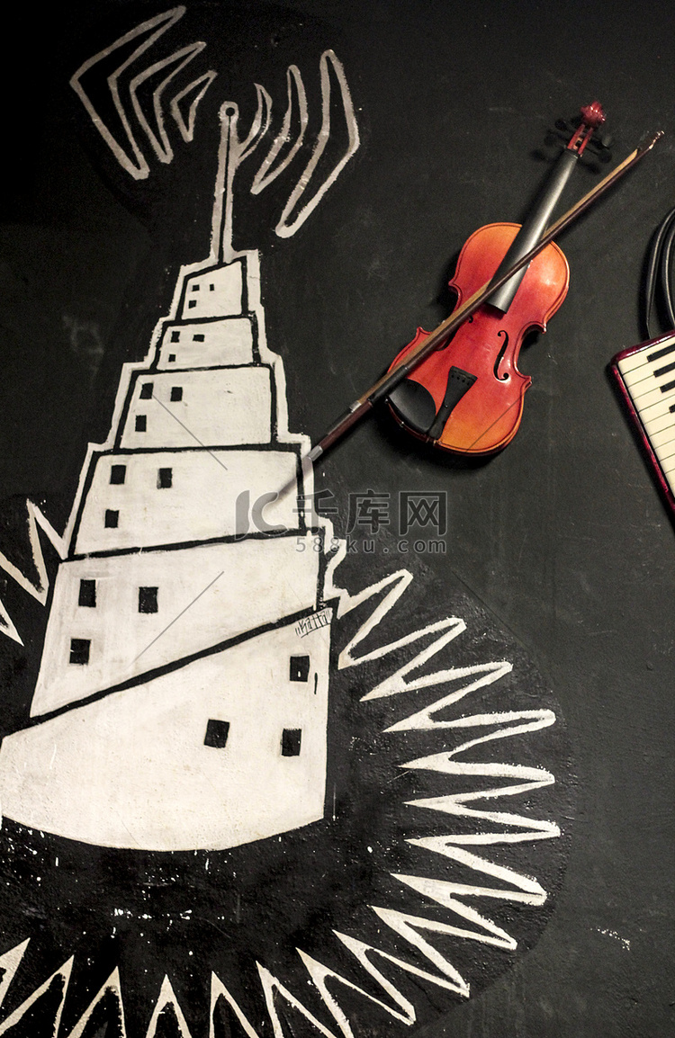 画在墙上的小提琴