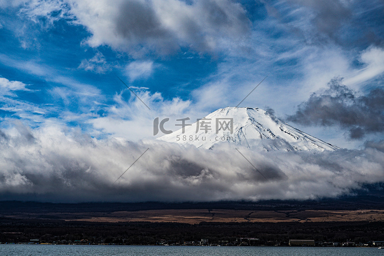 富士山和壮丽的天空（从山中湖拍