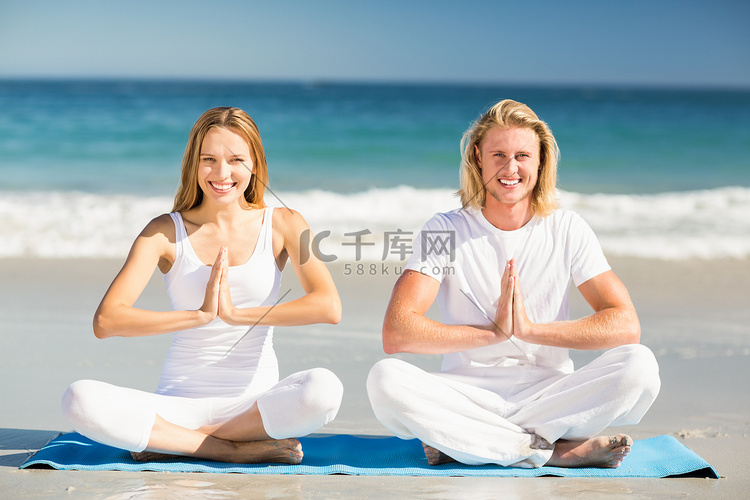 男人和女人表演瑜伽