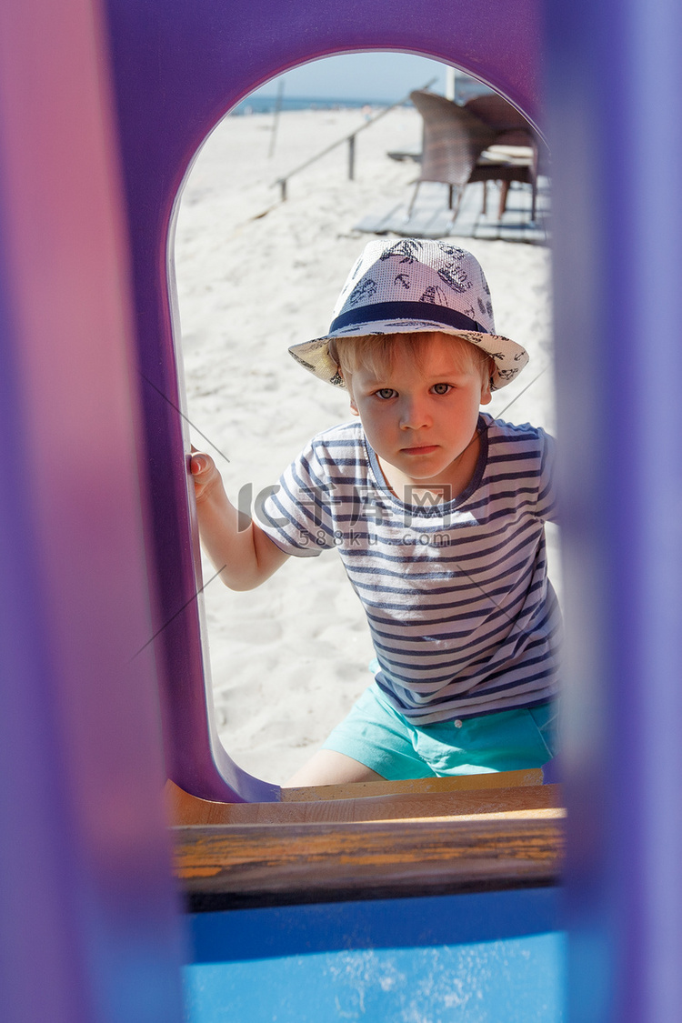 海滩游乐场背景中的男孩肖像。