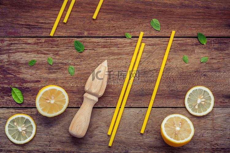 新鲜柠檬和木制榨汁机，用于夏季