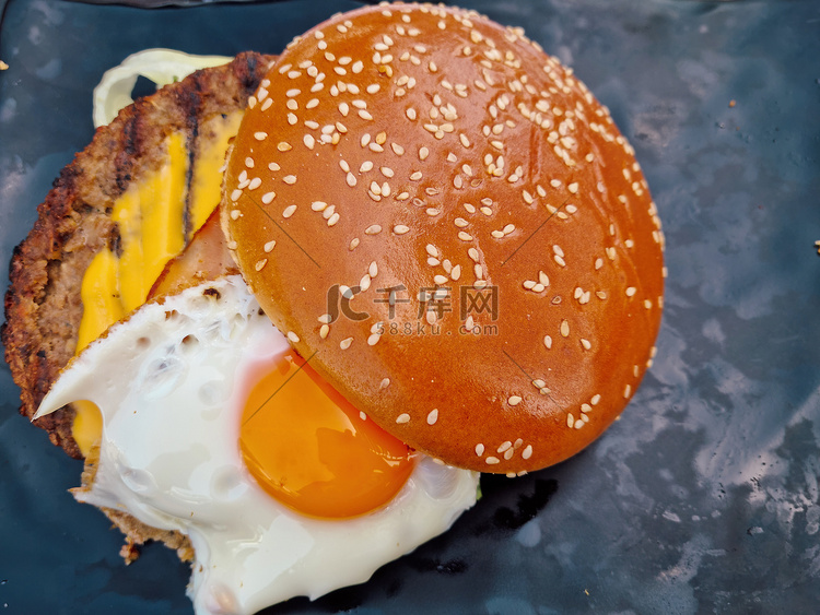 芝士汉堡面包配鸡蛋和培根。