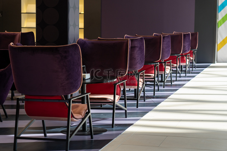 一排桌子和柔软舒适的紫罗兰色椅
