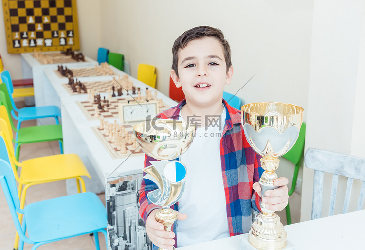 男孩展示他在国际象棋锦标赛中赢