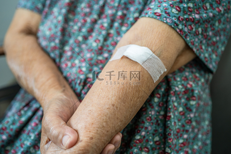 亚洲老年或老年老妇患者在每年进