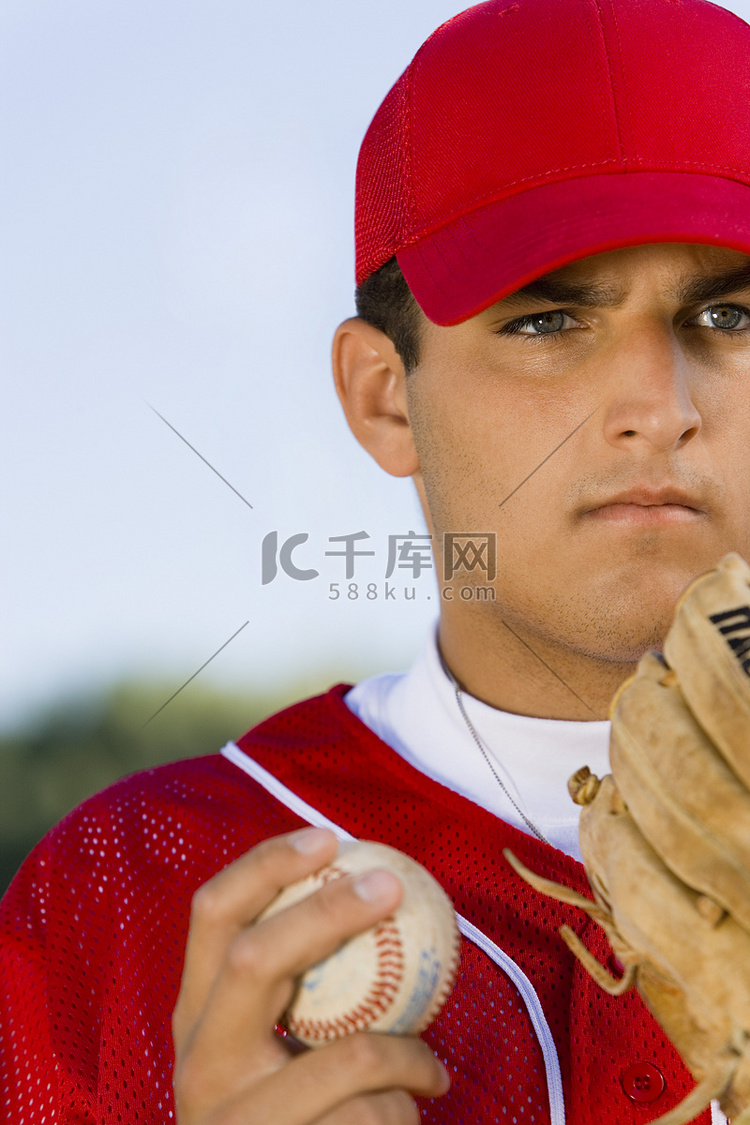 有手套和球的年轻棒球投手