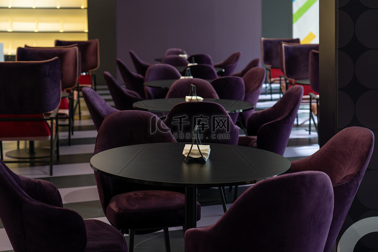 一排桌子和柔软舒适的紫罗兰色椅