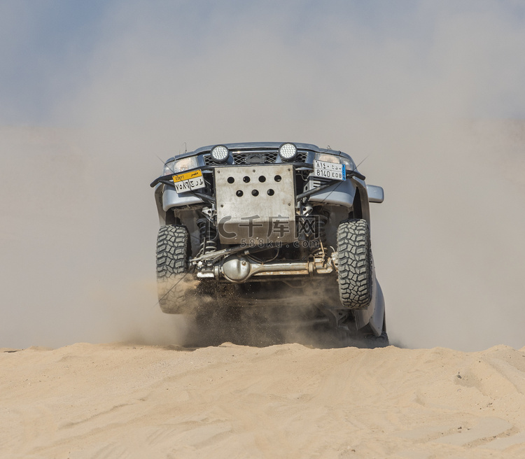 越野卡车参加极限运动沙漠拉力赛