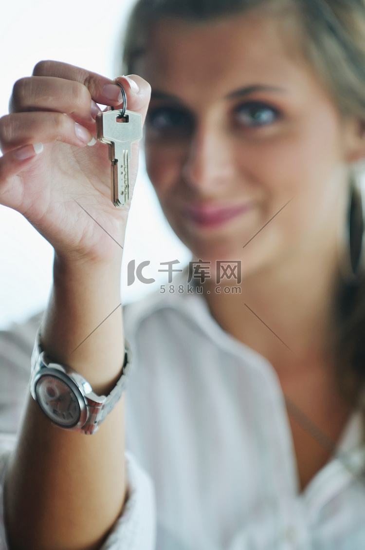 年轻女子向空中扔家里的钥匙
