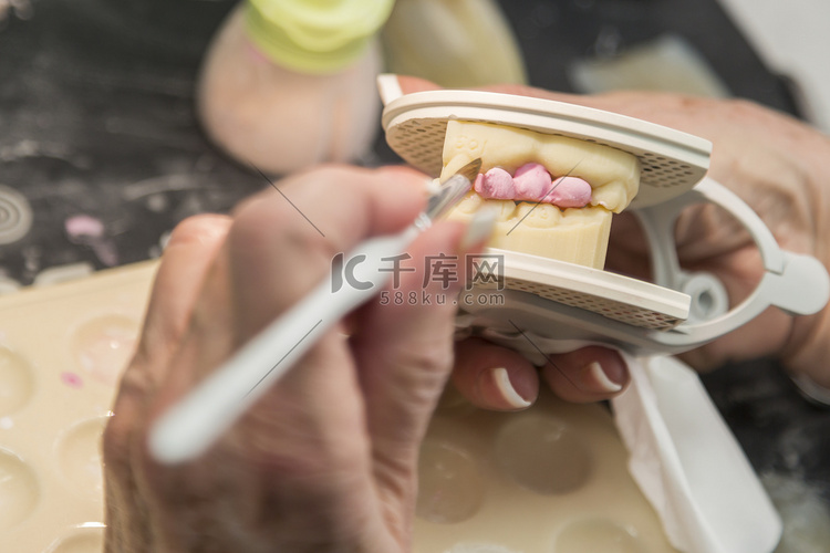 女牙科技术员在实验室中将陶瓷应