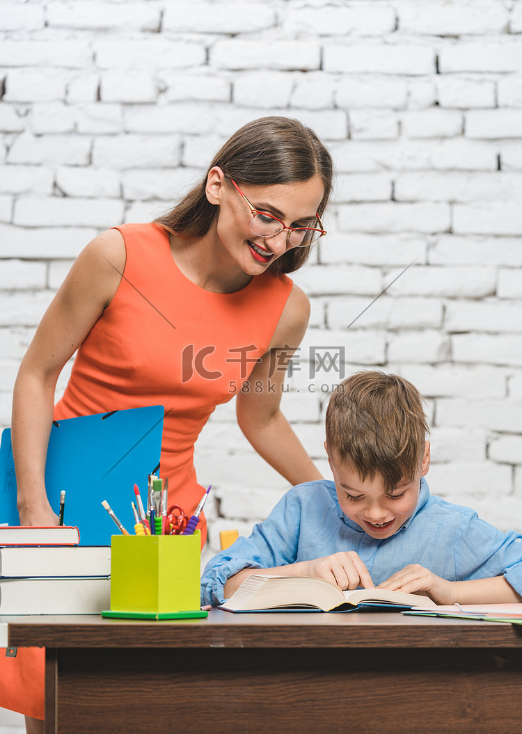 母亲帮助她的儿子做学校作业
