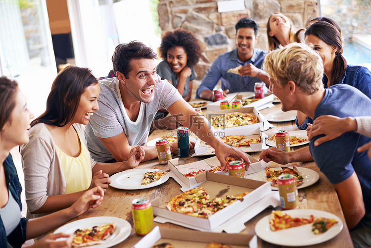 聚在一起吃披萨。