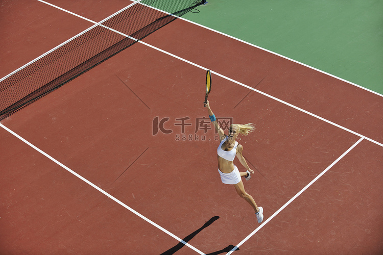 年轻女子打网球