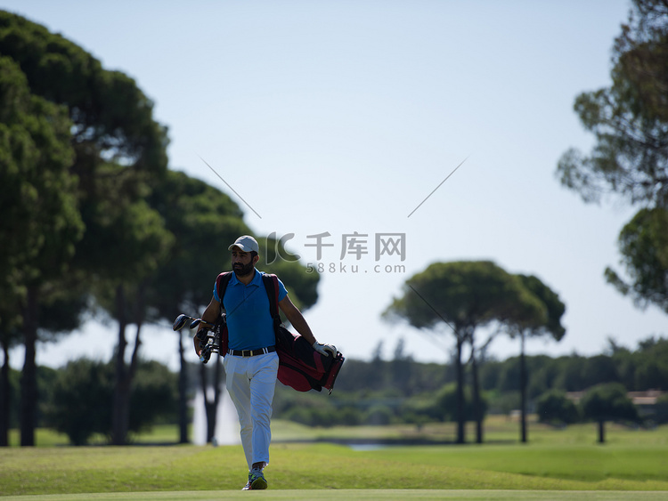 高尔夫球手走路和携带包