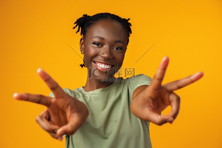 快乐的黑人微笑女人在工作室展示