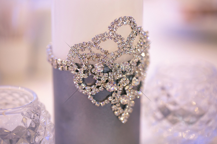 银色风格的婚礼装饰，配有水晶、